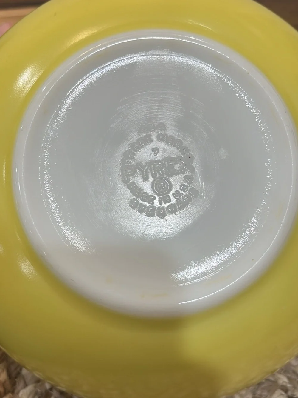Pyrex Yellow Mixing 404 Bowl